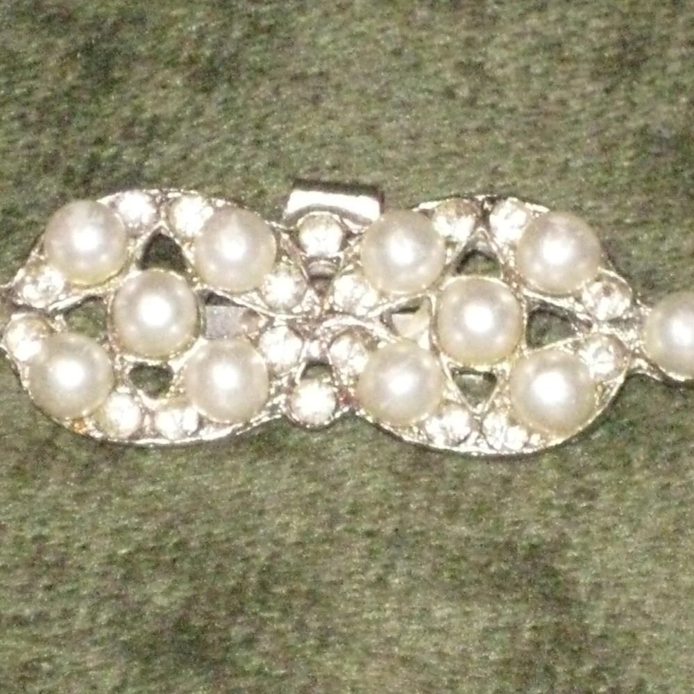 Vintage white pearl brooch pin